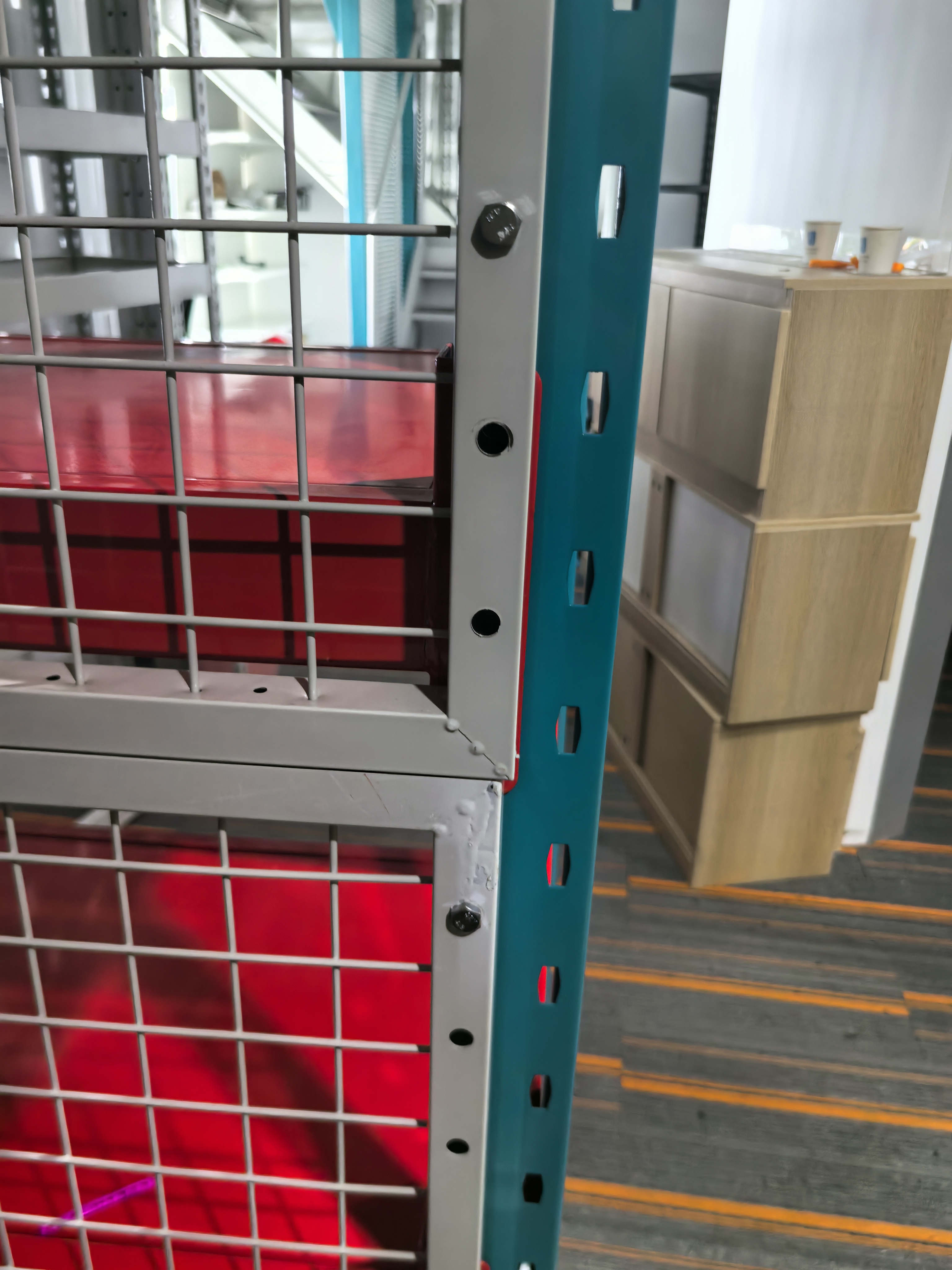 GM Heavy Duty Teardrop Pallet Rack Boltless Adjustable Steel Frame with Safety Beams for Warehouse Racking Operations