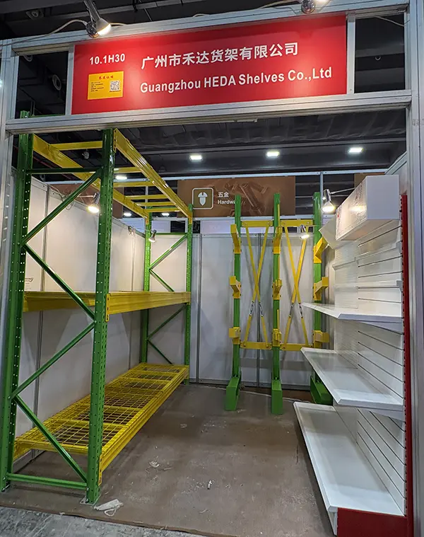 Logistics trade fair discussions on warehouse safety