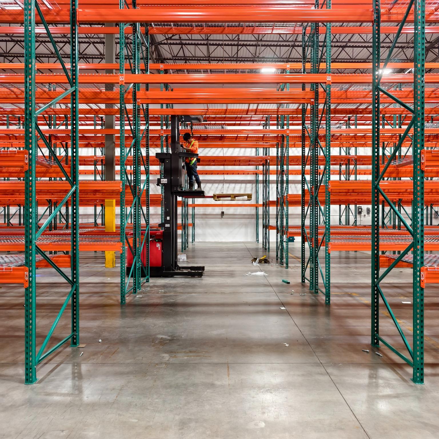 Bolted Type Warehouse Storage Heavy Duty Teardrop Pallet Rack With Barrier Rack Shelf Made in Viet Nam