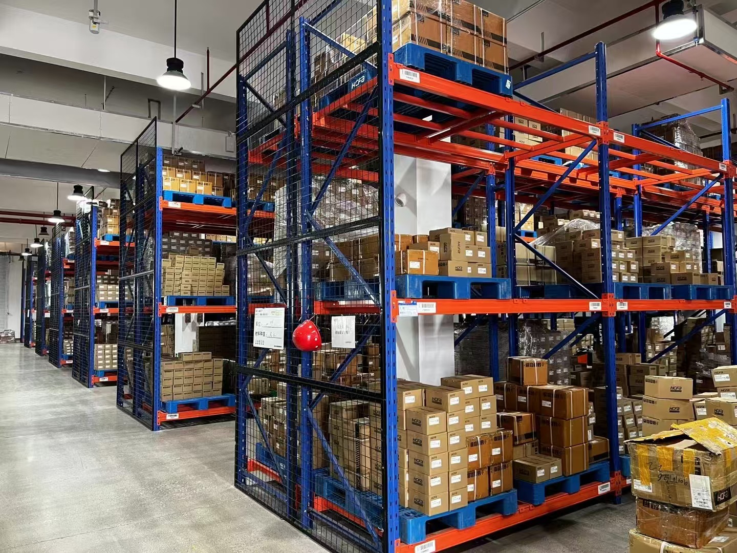 Guci Heavy Duty Teardrop Selective Pallet Rack System 5-Layer Industrial Warehouse Storage Racking System Steel Wood Material