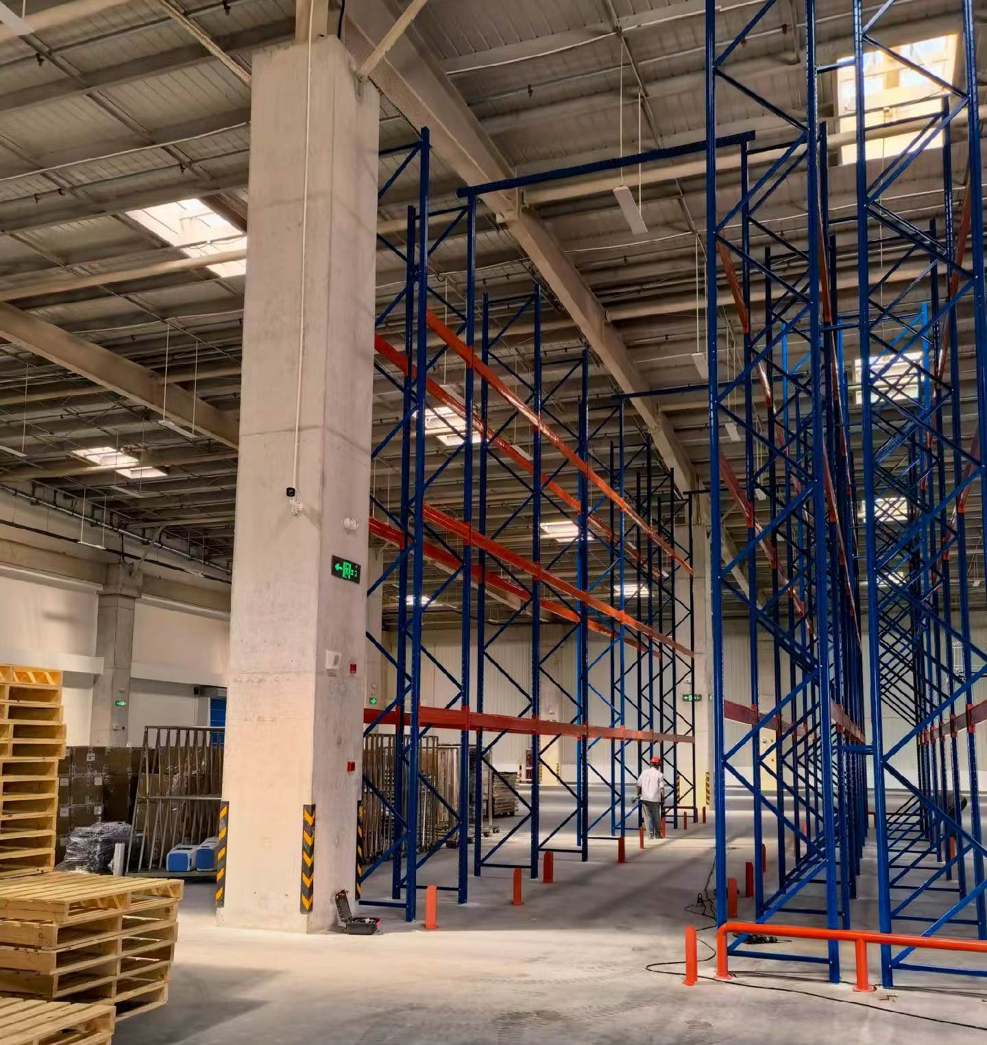 Steel Selective Pallet Rack Multi Bay Warehouse Shelving Plug-In Boltless Rivet Storage System